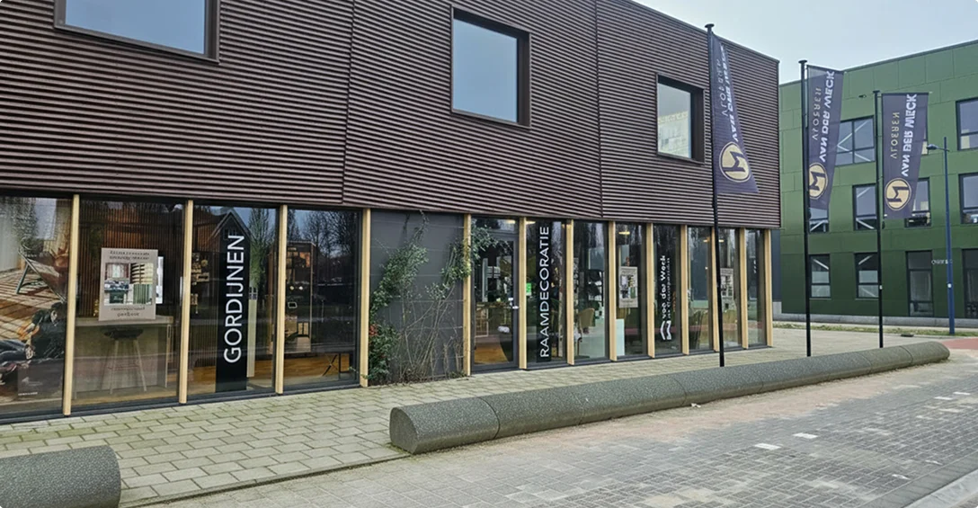 Vloer- en raamdecoratiestalen tijdens de voorbereiding van een nieuwbouwwoning